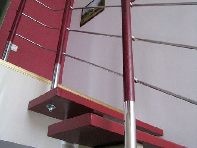 Лестница на центарльном металлокосоуре, ступени из сосны